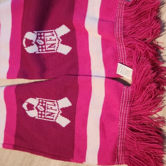 NY Giants Crucial Catch Women's Knit Scarf - Picture 3 of 6